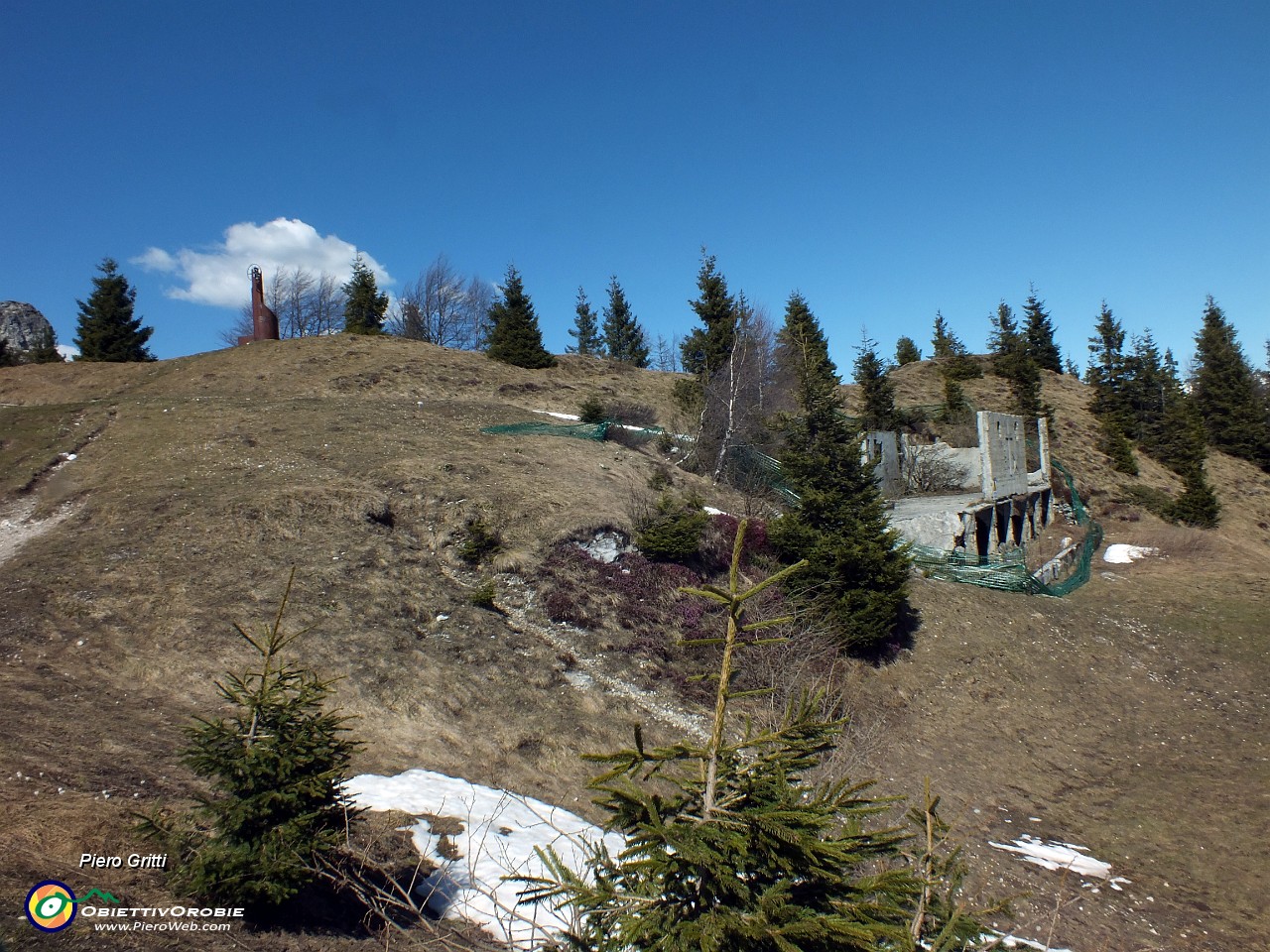 37 Forcella Larga (1470 m) con i ruderi della Capanna Ilaria.JPG